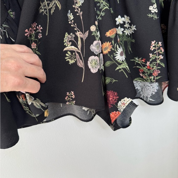 Zara Navy Floral Romper โ Size M โ Flowy, Chic & Comfy โ Perfect Condition - Picture 11 of 16